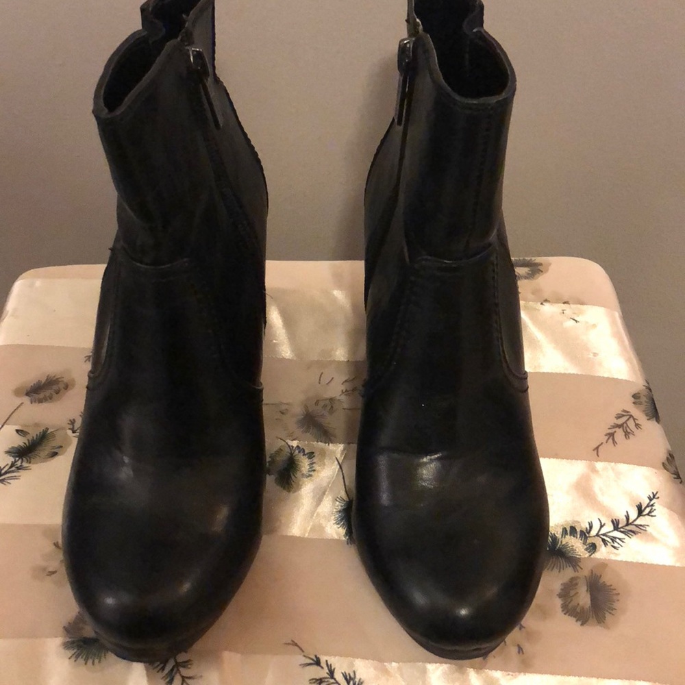 Kenneth Cole black leather booties size 6.5